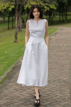 Keep it fresh and fashionable this summer with our Linen Midi Dress. This sleeveless, split neck white dress, perfectly designed for those hot summer days, ensures you stay comfortable while looking chic.  ★★FEATURES 100% Linen Two side pockets White cotton lining Split V neck dress Right hidden zipper Sleeveless Linen dress Linen midi dress Below knee length Minimalist Dress Perfect for summer,spring Other more color selection ★★ Bespoke Order Service If you Request other color Request the length Your height is not between 155 cm- 172 cm Your weight is over 75 kg I can do it for you, It will need some extra fee depending on on your need. Contact with me for more detail. ★★ Get your size in Size Chart with your body measurement https://www.etsy.com/listing/794055682 ★★ Warmly Note: 1 ) : P White Dress Summer Casual, Simple Cotton Dress, Simple Linen Dress, Sleeveless White Dress, Knee Length Dresses Casual, White Casual Dress, Simple White Dress, White Linen Dress, Minimalist Dress