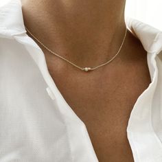 Silver necklace with a white pearl. This discreet neck with a small silver pearl and a very bright cultured pearl seems to float on your neck on a 925 silver chain. Simple and elegant the pearl necklace in its soft shades is the ideal jewel of the bride but also it is perfect for wearing every day. This necklace will highlight all your beauty with elegance. Perfect gift woman! ------------- (Choose the desired collar size when adding to the basket.) ------------- The necklace measures 36cm, 38cm Pearl Wedding Necklace, Woman Necklace, Jewelry Minimalist, Necklace Wedding, Wedding Jewellery, Pearl Wedding, Jewelry Case, Silver Pearls, Natural Pearls