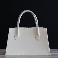 White Leather Bags With Zipper Closure, White Tote Bag With Leather Handles, White Leather Bag With Detachable Handle, White Leather-handled Box Bag For Travel, White Leather Box Bag With Detachable Handle, Tote Bags Handmade, White Bag, Kate Spade Top Handle Bag, Everyday Look