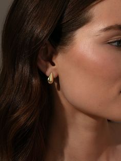 These Teardrop Stud Earrings are the ultimate cool girl accessory. Coming in gold and silver, these statement earrings will effortlessly pair with anything in your jewelry collection. For an ear stack our stylists can’t stop wearing, pair these teardrop earrings with a pair of huggie earrings. Modern Teardrop Single Clip-on Earring, Modern Single Teardrop Clip-on Earring, Yellow Gold Teardrop Hoop Earrings, Chic Teardrop Earrings Tarnish Resistant, Modern Teardrop Wrap Earring (single), Tarnish Resistant Teardrop Hoop Earrings, Modern Teardrop Earrings With Crown, Modern Gold Teardrop Crown Earrings, Modern Teardrop Wrap Earring