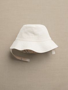 Ready for adventure, this lightweight bucket hat is crafted from crisp, organic cotton poplin that reverses to a safari print on breathable, beautiful natural linen with a velcro chin strap to keep it in place—ideal for littles on the move.  ORGANI White Bucket Hats, Black Bucket Hats, Hat Outfit Men, Bucket Hat Looks, Womens Bucket Hat, Bucket Hat Outfit, White Bucket Hat, Designer Bucket Hats, Hat For Baby