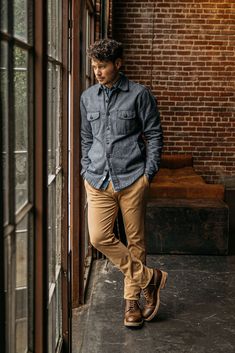 Our Axe Denit® Chino is the perfect fusion of vintage style and unrivaled comfort. The design was inspired by vintage pieces and builds upon the timeless style of classic chinos. The versatile Axe Chino made with the revolutionary Denit® stretch fabric seamlessly transitions from lounging at home to conquering the office, ensuring both comfort and style effortlessly blend into your day. • 71% COTTON / 21% POLYESTER / 8% POLYURETHANE Modern Casual Mens Fashion, Professor Look Mens Fashion, Rugged Refined Mens Style, California Style Outfits Men, Styling Chinos For Men, Lounge Outfit Men, Chino Pants Men Outfits Smart Casual, Mens Heritage Style, Men’s Chinos