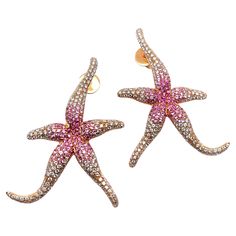 Charming sea star earrings in an alluring combination of pink sapphires and diamonds. Inspired by a marine theme , they capture the essence of the ocean and will add a touch of festive chic to your look. Crafted from luxurious 18 Karat rose gold, these earrings are paved with playful pink sapphires and brilliant-cut diamonds. The pink hues are perfectly accentuated by the brilliant sparkle, creating a beautiful contrast that draws the eye. Delicate and cheerful, this piece will be a compliment t Earrings Diamonds, Stars Earrings, Sea Earrings, Sea Life Jewelry, Sea Stars, Stella Marina, Marine Theme, Jewelry Accessories Ideas, Dope Jewelry