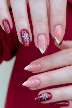 Pointed Short Nails, Christmas Shalac Nails, Winter Nail Designs Red, Holidays Nails Winter, Pointsetta Nail Design, Red Snowflake Nails, December Nails Red, Nail Art Snowflakes, Christmas Snowflake Nails