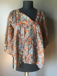 Romantic 1970s flutter sleeve top in floral print. Cute cut make for an amazing look paired with maxi skirts, leggings and cutoffs. Semi sheer. Jagged Hem Size L Vintage V-neck Top With Boho Print, Floral Print Tunic Tops For Fall, Summer Tops With Kimono Sleeves For Daywear, Vintage Spring Blouse With Boho Print, Vintage Boho Print Blouse For Spring, Vintage Blouse With Boho Print For Spring, Brown Spring Tops For Daywear, Brown Tops For Spring Daywear, Brown Tops For Daywear In Spring