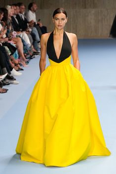 Wes Gordon, Book Dress, Elle Fashion, Spring Couture, Tailored Suits, Mellow Yellow, Red Carpet Fashion, Carolina Herrera