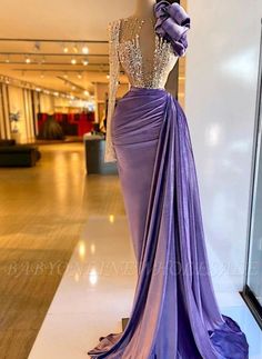 Kaufen Sie Ihre eleganten, lila, mit Perlen besetzten, einschultrigen, langärmligen, bodenlangen Tddecoration-Säulen-Abschlussballkleider online bei babyonlinewholesale.com Formal Dress For Women, Cheap Evening Gowns, Crystal Prom Dress, Evening Dress Beaded, Sparkly Prom Dresses, Purple Prom Dress, Long Sleeve Prom, فستان سهرة, Prom Dresses With Sleeves