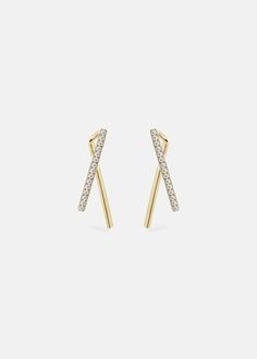 Crafted of 18k polished gold, our Diamond Thread Ear Hook features a row of diamond micropavé and is designed to hook gracefully on the ear. A minimal graphic line that makes a distinctive yet timeless earring. 0.75" in length ; 0.07tcw Diamond Grade: F/G color, VS clarity Available in Gold, White Gold, Black Gold. Please note: All our pieces are made to order and requires 2-4 weeks for production. -Handcrafted in Los Angeles, California. Minimal Gold Jewelry, Silver Earring Cuff, Minimal Graphic, Bali Earrings, Edgy Jewelry, Silver Rings Simple, Light Weight Jewelry, Pave Pendant, Classic Jewelry