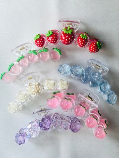 "Add style to you life. With the dynamic use of color, patterns and materials, BlossomSmile handmade resin acrylic hair clips, barrettes, claws and hair accessories  are perfect for for girls and women's everyday wear. These sweet cute hair claws are featured multicolor roses, peaches, strawberries and bowknots on a clear plastic large claw. These hair claws are very unique, sturdy, high quality, and trendy great for daily use or as a gift. The Korean-style hair claws embellish your hair with a adorable and graceful style. Bring you look more sweet, charming, chic and confident. Perfect for girls, teens, and adults at all ages. 🍓【High-quality Materials】--These cute hair clips are made of environmental friendly high-quality resin and acrylic. The plastic claws are lightweight and no damage Hair Gift Set, Cute Hair Things, Cute Claw Clips Aesthetic, Cute Acessorios Hair, Cute Hairclip Aesthetic, Cute Hair Claws, Cute Stuff To Buy Accessories, Claw Clip Aesthetic Pictures, Strawberry Claw Clip