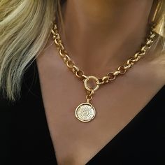 Gold Coin Choker, Gold Coin Jewelry, Jewelry Necklace Simple, Chunky Gold Necklaces, Large Pendant Necklace, Gold Coin Necklace, Gold Pendant Jewelry, Coin Pendant Necklace, Fun Accessories