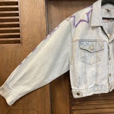 "Vintage 1980's Hollywood Artwork Marilyn Denim Cropped Jacket. Tag Size S. Please check the measurements below. Good condition. General wear fading. (see photos) The label is \"Judy & Kevin\". Original 1980's. Cropped denim trucker jacket with Hollywood airbrush and rhinestone artwork. All Sales Final. Please ask any questions before purchase. Take a look at our Store for more Vintage Clothing - VintageOnHollywood. MEASUREMENTS Shoulder to Shoulder: 20 3/4\" Underarm to Underarm: 21 3/4\" O Vintage Denim Jacket With Graphic Print, 60’s Mod, Vintage Single-breasted Medium Wash Denim Jacket, 80s Denim, Vintage Indigo Outerwear Pre-washed, Vintage Pre-washed Medium Wash Denim Jacket, Vintage Blue Pre-washed Denim Jacket, Surf Style, Mod Fashion