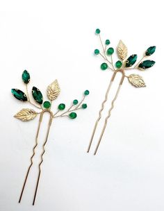 Two pieces vintage gold leaves hair pins with dark green rhinstones featuring a flower design. Perfect hair accessories for brides, bridemaid or mother of bride.  Shipped with Royal Mail 1st class. Next day delivery option is also available.  Thank you for visiting my shop. Allbeautifulbybren X Emerald Hair Piece, Emerald Hair Accessories, Emerald Green Hair Accessories, Emerald Hair Pin, Emerald Hair Comb, Hobbit Wedding, Emerald Green Hair, Gold Hair Clips, Bride Hair Accessories