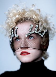 Masters of Disguise: Designer-Made Halloween Masks on Some of Our Favorite New Yorkers – Vogue - Giulietta mask worn by Julia Garner The Mask Costume, Julia Garner, Mascaras Halloween, Fashion Masks, Quirky Fashion, Fashion Mask, Grunge Hair, Halloween Masks, Mask Design