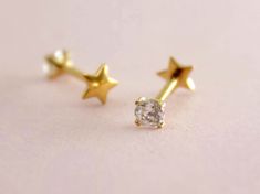 Add a touch of elegance to your jewelry collection with this stunning gold prong stud push-in star flat back stud earring. It can be used as cartilage, conch  and labret piercing. - Material: Implant Grade Titanium - Bar Length: 8mm standard  - Thickness: 18g  - Closure: Push in design. - Can be sold in pair. - Lightweight, perfect for everyday wear. - Waterproof and hypoallergenic. - Perfect for gifting and special occasions. - Please follow our shop for new arrivals, sales & more!   https://mkbodyjewelry.etsy.com Feel free to reach out to us with any questions and we'll be happy to assist you. Gold Cubic Zirconia Piercings For Gift, Elegant Gold Star Piercings, Gold Piercings With Prong Setting For Anniversary, Piercing Conch, Ear Piercing Jewelry, Labret Piercing, Flat Back Earrings, Conch Piercing, Ear Piercing