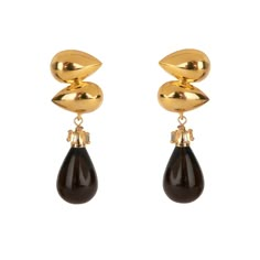 Crafted from semi-precious stones, the Lili Earrings offer a versatile style with a removable drop, allowing for a transition to a more minimalist look. Their design seamlessly fuses vintage and art deco influences. Elegant Pierced Briolette Earrings, Modern Formal Briolette Earrings, Modern Briolette Earrings For Formal Occasions, Formal Drop Shape Single Earring, Luxury Teardrop Clip-on Earrings For Formal Occasions, Timeless Teardrop Polished Earrings, Timeless Gemstone Earrings For Formal Occasions, Timeless Teardrop Earrings With Polished Finish, Elegant Gemstone Drop Earrings