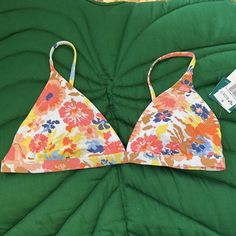 Brand New, Nwt Roxy Womens Pt Beach Classics Fixed Triangle Bikini Top. Color: Bright White Floral Escape. Pastel Peach Floral Hues. Adjustable Straps, Hook Back And Removable Padding. Roxy Swimsuit, Athletic Bikinis, Swimsuits Sporty, Floral Bathing Suits, Floral Swimsuit, Swim Suit Bottoms, Roxy, Bright White, Bathing Suits