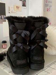 Black Uggs Aesthetic, Ugg Boots Aesthetic, Uggs Coquette, Uggs Aesthetic, Aesthetic Boots, Cute Uggs, Ugg Coquette, Uggs Boots, Fluffy Shoes