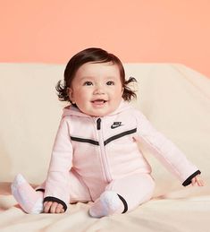 Casual White Onesie For Sports, White Casual Onesie For Sports, Nike Tech Fleece Baby Pink, White Sporty Onesie For Sports, Nike Casual Long Sleeve Onesie, Baby Nike Tech Fleece, Baby Nike Outfit, Nike Tech Toddler, Baby Clothes Nike Tech