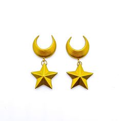 Boucles d'oreilles pendantes en or en forme de lune et étoile pour cosplay Conception 3D authentique par moi. Matériau très léger. La taille de la boucle d'oreille est conçue pour correspondre à la meilleure ressemblance des accessoires du personnage. Il a un reflet doré sur la lumière, ce qui rend votre cosplay magique dans tous les détails précis.  Veuillez noter qu'une légère différence de couleur peut être présente en raison du travail fait à la main ou des réglages du moniteur. Vous devez être prudent et ne pas le gratter trop fort avec des objets pointus. Les boucles d'oreilles peuvent être portées par les enfants, mais ce n'est pas un jouet. Merci d'avoir visité ma boutique etsy! Si vous avez des questions ou un projet personnel et que vous avez besoin de concevoir des détails et de Handmade Star Earrings For Festivals, Gold Fantasy Earrings For Party, Handmade Gold Jewelry For Cosplay, Gold Fantasy Earrings As Gift, Fantasy Gold Earrings For Gift, Gold Handmade Fantasy Earrings, Gold Fantasy Earrings For Gift, Party Earrings With Moon And Star Charms, Handmade Gold Fantasy Earrings