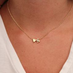 This Tiny Heart and Initial Letter Pendant Necklace  is a stylish choice for women. It features a pendant necklace  made from a zinc alloy material, with a link chain and a trendy design. The pendant takes the form of a letter with a heart intricately detailed inside. Show your individuality and wear this beautiful women necklace. Kalung Choker, Name Choker, قلادات متدلية, Initial Heart Necklace, Dainty Choker Necklace, Dainty Initial Necklace, Necklace Chain Types, Choker Chain, Celtic Knots