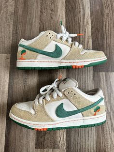 Elevate your sneaker game with these Nike SB Dunk Low x Jarritos in size 7. The shoe features a low top style code with a white colorway and phantom, safety orange, and malachite accents. The sneaker is made with premium materials and is designed for athletic use, specifically skateboarding. The Nike SB Dunk Low x Jarritos is a collaboration model released in 2023, with the product line being Nike SB. The shoe is perfect for men who enjoy sneakers and want a stylish and functional addition to their wardrobe. The release date is 20230511, and the shoe is pre-owned. Get your hands on this amazing sneaker today! Shoes For Skateboarding, Nike Dunk Low Men, Trendy Shoes For Men, Dunks Men, Sneaker Head Men, Jordan Dunks, Streetwear Shoes, Nike Sb Dunk Low, Sb Dunk Low