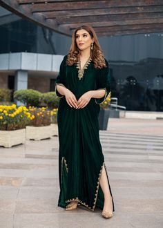 Nagine Kaftan Party Wear, Stylish Kaftan Dresses, Party Wear Kaftan Dress, Pakistani Kaftan, Velvet Kaftan Dress, Park Poses, Kaftan Suit, Velvet Pakistani Dress, Velvet Kaftan