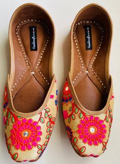 Timeless beauty is 'BANJARA BALLET' to be clubbed with any outfit to get the stunning glaze.This subtle off white and multicolored embroidery jutti is a contemporary classic pair of juttis which is a perfect accompaniment to just about anything.*Ethnic Shoes/Women Flats/Handmade Indian Designer Women Shoes or Slippers/Royal shoes/traditional style WomenSPECIFICATIONS:•Upper/Panna -Off White/Cream fabric base with embroidery•Back/Adda - Off White/Cream fabric base with embroidery•Lining - Leather Traditional Meenakari Slip-on Flats, Festive Flats With Dori Work For Navratri, Festive Navratri Flats With Zari Work, Navratri Festive Closed Toe Flats, Festive Meenakari Round Toe Flats, Festive Gota Work Flats, Meenakari Flats, Bollywood Style Meenakari Flats For Festive Season, Festive Meenakari Flats