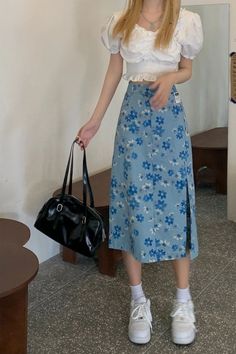 Tide Skirt Outfit, Korean Aesthetic Outfits Skirt, Long Skirt Blue Outfit, Long Floral Skirt Aesthetic, Blue Inspo Outfit, Outfits With Long Floral Skirts, Styling Blue Skirt, Aesthetic Skirts Outfit, Floral Skirts Midi Outfit