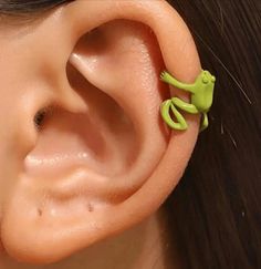 Introducing our stylish and versatile adjustable tree frog fashion ear cuff, the perfect accessory for any occasion! Crafted with attention to detail & Made from high-quality materials, it's durable and comfortable to wear.  Treat yourself or surprise a loved one with this timeless accessory that is sure to add a unique twist to your everyday style. Order yours today and elevate your jewelry collection to new heights!  Fast, free shipping! Frog Decor, Forest Style, Pierced Ear, Retro Punk, Wrap Earrings, Traje Casual, Handmade Fashion Jewelry, Vintage Punk, Tree Frogs