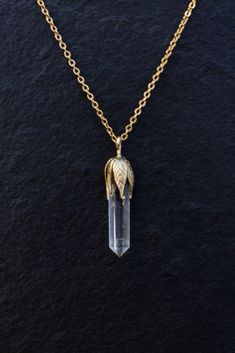 "18K gold healing crystal necklace: This beautiful crystal is sitting in a unique hood that is handcrafted in 18 karat solid gold. The hood has small elegant leaves from which is growing a beautiful clear crystal. The pendant has a length of 3,5 cm (1,4 inches) and is about 0,8 cm width (0.3 inches). PLEASE NOTE - This golden Crystal necklace is a 'made to order' piece of jewelry, meaning each pendant will be crafted especially for you. As all crystals and stones are natural, they are each uniqu Chakra Stones Jewelry, Wiccan Necklace, Pentagram Pendant, Wiccan Jewelry, Raw Crystal Necklace, Quartz Crystal Pendant, Golden Jewelry, Coral Jewelry, Solid Gold Jewelry