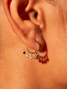 Drawing inspiration from the Arab world in both their name and their curves, Mahdi jewelry wonderfully combines several complementary stones. These earrings will reflect in your ears all the finesse and precision of the Byzantine spirit of its origins.

 These earrings are handcrafted in 18K gold plated brass and set with a textured onyx, a labradorite and a moonstone. Available in several colors. Each stone is unique, its color may vary. Look Rock, Ring Necklace, Shop Earrings, Labradorite, Moonstone, Necklaces Bracelets, Onyx, Jewelry Rings, 18k Gold