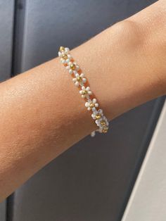 White Daisy Flower Bracelet | Beaded Bracelet | Daisy Flower Bracelet | Daisy with Gold Details Daisy Flower Jewelry, Marguerite Daisy, Daisy Flower Bracelet, Girly Bracelets, White Daisy Flower, Daisy Bracelet, Beads Bracelets, White Daisy, Beaded Anklets