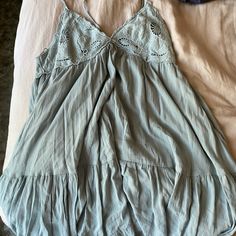 Brand New With Tags Never Worn Adjustable Straps That Pulls Right Under The Breast Tighter And The Rest Of The Dress Is Flowy Spaghetti Strap And Strap/Ties In Back Cottage Outfits, Beachy Clothes, Affordable Boho, Beachy Dresses, Best Jeans For Women, Boho Beachy, Summer Swag, Boutique Dress, Cute Boutiques