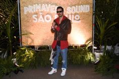 a man standing in front of a sign with the words primave sound sao music on it