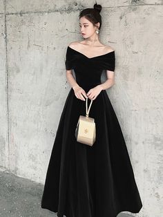 Black Off Shoulder Chic Sweetheart Party Dress,velvet Evening DressMaterial：velvetColor:as picture or custom colorNeckline:Off shoulderrBack details:lace -upStyle:elegantDress type:A-line<p>Features:simple</p><br/><p>Customized service and Rush order are available.</p><br/><p>This dress could be custom made, there are no extra cost to do custom size and color.</p><br/><p>Please leave your phone number for shipping when you order the dre V Neck Off Shoulder Dress, Off Shoulders Black Dress, Black Velvet Off The Shoulder Dress, Elegant A-line Velvet Party Dress, Black Velvet A-line Dress, Velvet A-line Evening Dress, Velvet Prom Dress With Sweetheart Neckline, Evening Velvet Dress With Sweetheart Neckline, Evening Velvet Wedding Dress