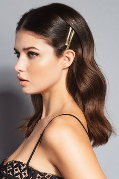 These sleek, curved gold bobby pins offer a chic twist on the classic bobby pin look. Wear solo or all at once to create your own personal style. Wide curved pins hug your scalp Soft gold metal finish Comes in a pack of 4 metal bobby pins Works for all hair types Gold Pin Hairstyles, Straight Hair Pinned Behind Ears, Hair Styles Bobby Pins, Front Hair Pinned Back, Bobby Pin Half Up Half Down, Long Hair Bobby Pin Styles, Bobby Pin Short Hair, Hair Brooch Hairstyle, Gold Bobby Pins Hairstyles