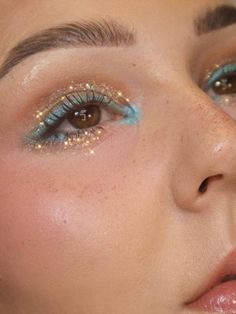 light blue eyeliner with gold glitter eye makeup Flower Beauty Desert Lights Palette, Festival Makeup Aesthetic, Makeup Looks Colourful Eyeshadows, Boho Prom Makeup, Colored Eye Makeup Looks, Beachy Eye Makeup, Subtle Teal Eye Makeup, Trendy Makeup Looks 2023 Natural, Dorothy Costume Makeup