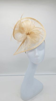 Beige (Natural) classic Kentucky derby and wedding fascinator. Vintage look and a classy finish. Great way to compliment your wedding, bridal shower, rehearsal dinner, cocktail party, or church outfits. - Fast Shipping - Rare find -Discount for group purchase. Reach out and let's know how I can help They come in other colors Magenta Color-- https://www.etsy.com/HatsandPearls/listing/762039958/magentafuschia-fascinator-wedding-hat?utm_source=Copy&utm_medium=ListingManager&utm_campaign=Share&utm_t Luxury Fitted Beige Fascinator, Fascinator Wedding, Pink And Red Dress, Kentucky Derby Fascinator, Pink Fascinator, Derby Fascinator, Wedding Fascinators, Church Hats, Church Outfits