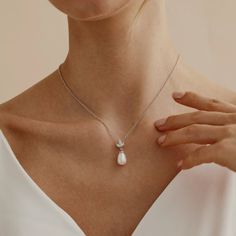 ✦ 𝐈𝐭𝐞𝐦 𝐃𝐞𝐬𝐜𝐫𝐢𝐩𝐭𝐢𝐨𝐧 Elevate your elegance with our Freshwater Pearl Diamond Necklace by Pashiminimalist. This Pearl Drop Necklace features a minimalist leaf design with sparkling crystals, perfect for a refined touch. Ideal as wedding jewelry or a thoughtful bridesmaid gift, this timeless piece adds sophistication to any occasion. ✦ Material: High Quality Solid 925 Sterling Silver ✦Finish: Sterling Silver ∙ 18K Gold ∙ Rose Gold ✦Gifting options 🎁 We can also add your personalized Drop Pearl Necklace, Pearl Diamond Necklace, Fresh Water Pearl Necklace, Pearl Drop Necklace, Pearl And Diamond Necklace, Pearl Jewelry Wedding, Jewelry Bridesmaid, Etsy Bridesmaid Gifts, Necklace Wedding