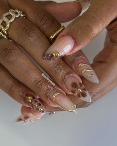 Almond Nails For Darker Skin Tone, Mail Inspo Short Almond, Simple Almond Nail Ideas, Hyper Realistic Nails Acrylic, Earthy Almond Nails, Spring Gel X Nails, Elegant Nails Gel, Gold 3d Nails, Y2k Christmas Nails