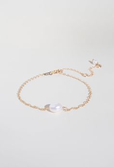 Make a statement with this stylish Solo Pearl Bracelet! Its single pearl and cable chain design is an eye-catching accessory for any look. Upgrade your wardrobe with this versatile piece that you can easily dress up or down! Material: 14k Gold Filled Gemstone: 6mm fresh water pearl Chain style: Cable Size: adjustable 5.5-8" Handcrafted Water resistant Hypoallergenic and Tarnish resistant Single Pearl, Chain Design, Fresh Water Pearl, Pearl Chain, Jewelry Case, Gold Filled Jewelry, Polish Jewelry, Jewelry Lover, Gold Plated Jewelry