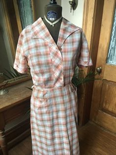 1950's cotton pink and tan gingham dress. Zipper on the side. Has some wear, as shown, and is priced accordingly.Size small Daphne Scooby Doo Costume, Daphne Costume, Gingham Dress, Dress Zipper, On The Side, Striped Shirt, Lincoln, Gingham, Shirt Dress