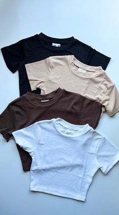 Who doesn't love basic tops? Well, these are it! The most comfortable and timeless crop tops are here! The perfect everyday piece and for any occasion. Comes in black, white, chocolate, nude color Double layer in the front One layer in the back Size up for a more comfortable fit Stretchy material Crop fit Materials: 95% polyester, 5% spandex Inspired Outfits, Áo Crop Top, Alledaagse Outfits, Easy Trendy Outfits, Ribbed Crop Top, Mein Style, Cute Everyday Outfits, Really Cute Outfits, Casual Style Outfits