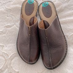 Never Worn Comfortable Shoe Light Scuffing Comfortable Casual Round Toe Mules, Casual Comfortable Mules With Round Toe, Casual Comfortable Round Toe Mules, Casual Round Toe Mules, Casual Closed Toe Clogs For Walking, Casual Medium Width Clogs With Round Toe, Casual Clogs With Ortholite Insole, Spring Casual Clogs Medium Width, Casual Spring Clogs Medium Width