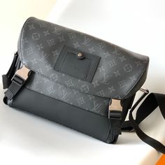 The Messenger MM Voyager is crafted in soft Monogram Eclipse canvas! The double buckle design is very comfortable to carry, which meets the needs of urban life! Louis Vuitton Yayoi Kusama, Louis Vuitton Capucines, Large Cosmetic Bag, Medium Handbags, Lv Purse, Lv Shoes, Lv Belt, Lv Wallet, Louis Vuitton Pochette