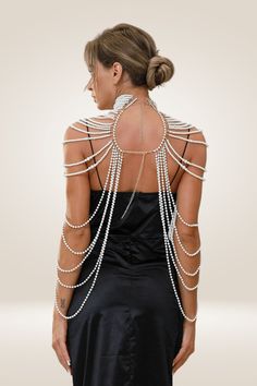 Schmücken Sie sich mit diesen Pearl Body Chain Schal Halsketten, speziell für Frauen, die das perfekte Accessoire suchen, um ihren Look zu verbessern.  Diese langen Halsketten für Frauen werden aus ausgewählten Perlen hand gefertigt und akribisch geschichtet, um einen fesselnden Effekt zu erzielen.  Ideal für diejenigen, die Perlenketten oder Perlenketten lieben, verleiht dieses einzigartige Stück jedem Ensemble einen Hauch von Raffinesse.
Egal, ob Sie an einer Hochzeit teilnehmen oder einfach nur ein Statement mit Ihrer Auswahl an Accessoires abgeben möchten, diese Perlenkette kreationen bieten sowohl Eleganz als auch Stil.  Das Design der geschichteten Halsketten sorgt dafür, dass sie auffallen und die Aufmerksamkeit der Zuschauer auf sich ziehen, während die Verwendung von hochwertigen, Party Pearl Necklace, Bohemian Pearl Necklace For Party, Pearl Necklace For Party, Party Beaded Pearl Necklace, Bridal Body Jewelry, Pearl Body Chain, Jóias Body Chains, Shoulder Necklace, Pearl Chain Necklace