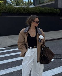 Suede Fashion 2024, Brown Suede Bag Outfit, Cargo Jacket Women, Suede Bag Outfit, Urban Chic Outfits, Barn Jacket, Leather Pocket, Cargo Jacket