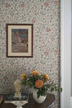 Wallpaper Stairwell, Blue Wainscoting, Swedish Wallpaper, Farmhouse Wallpaper, Cottage Wallpaper, Hallway Wallpaper, Georgian Interiors, Sandberg Wallpaper, Dining Room Wallpaper