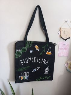 Ecobag feita de algodão cru preto com arte exclusiva pintada à mão.    Tamanho da ecobag: 40x40 cm  Tamanho da alça: 50 cm    Arte feita com tinta para tecido e tinta acrílica, ambas são resistentes, se aderindo firmemente ao tecido.    O diferencial dessa ecobag é o zíper que facilita a nossa vida e deixa tudo seguro dentro da bolsa. As alças são reforçadas e aguentam até 10kg conforme a descrição do fabricante.    Podemos pensar em uma ecobag única e personalizada pra você também! Me chame e t Eco Bags, Eco Bag, Girl Day, Internet