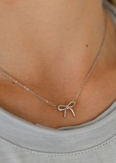 Embrace the delicate beauty of our Mini Bow Necklace in silver! This dainty bow necklace adds a touch of elegance to any outfit, making it the perfect accessory for any occasion. Gift it to someone special or treat yourself to this charming piece. Dainty Silver Jewelry, Tiffany Bracelet, Silver Necklace Simple, Candle Pedestal, Tiffany Bracelets, Mini Bow, Buy List, Bow Necklace